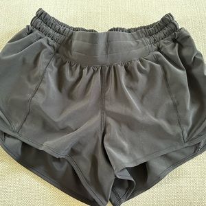 Lululemon Black LR Hotty Hot 2.5” Sz 4